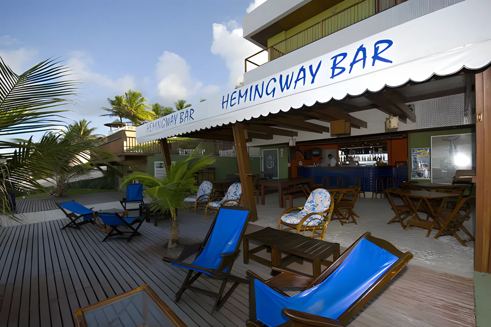 Bar do hotel no deck à beira-mar