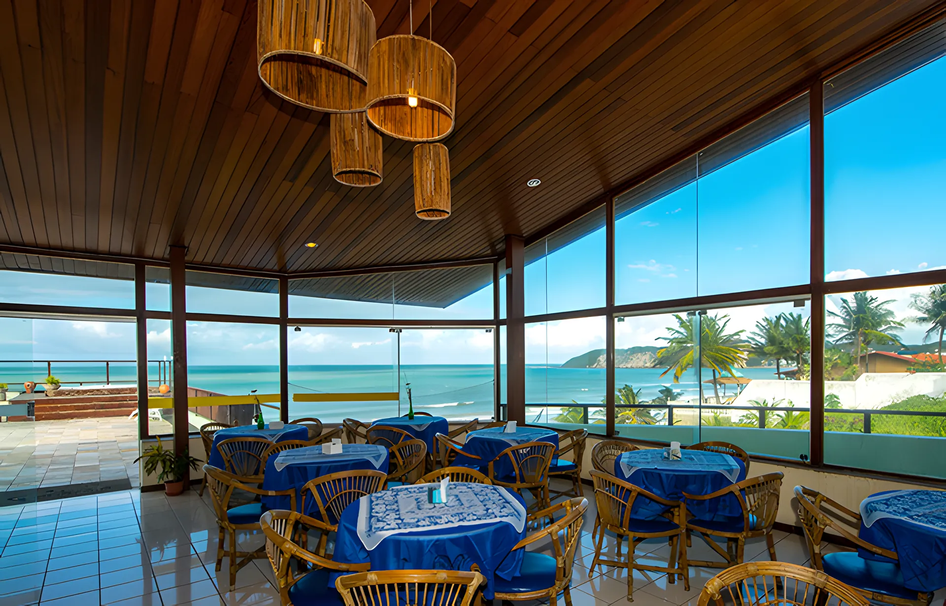 Salão de café da manhã com vista para o mar
