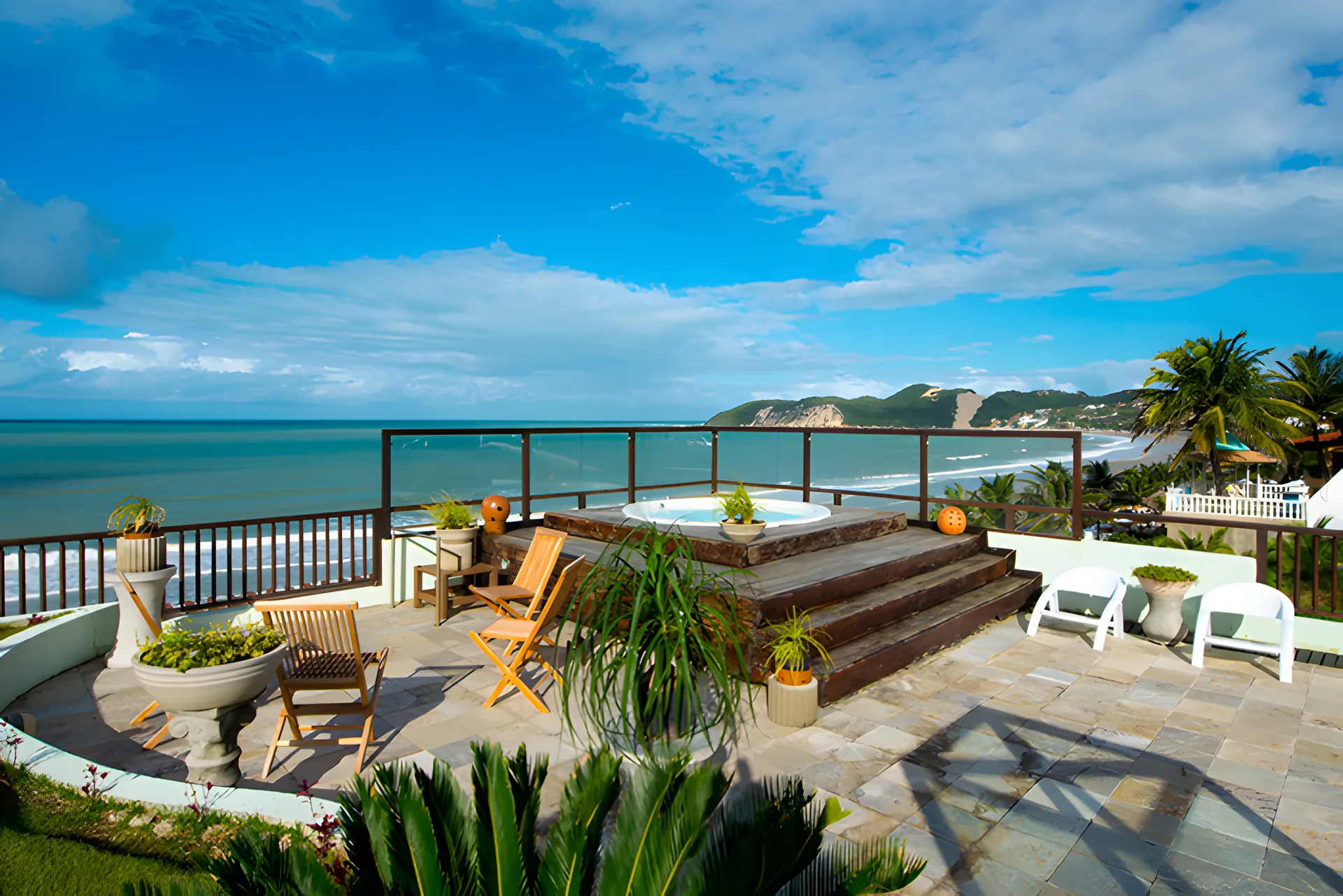 Deck com jacuzzi e vista para o Morro do Careca