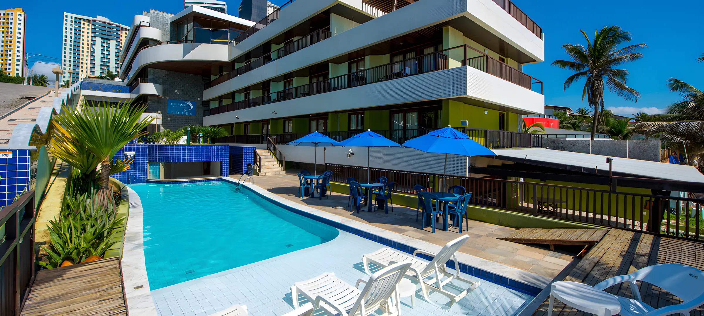Piscina e prédio do Blue Marlin Apartments à beira-mar de Ponta Negra