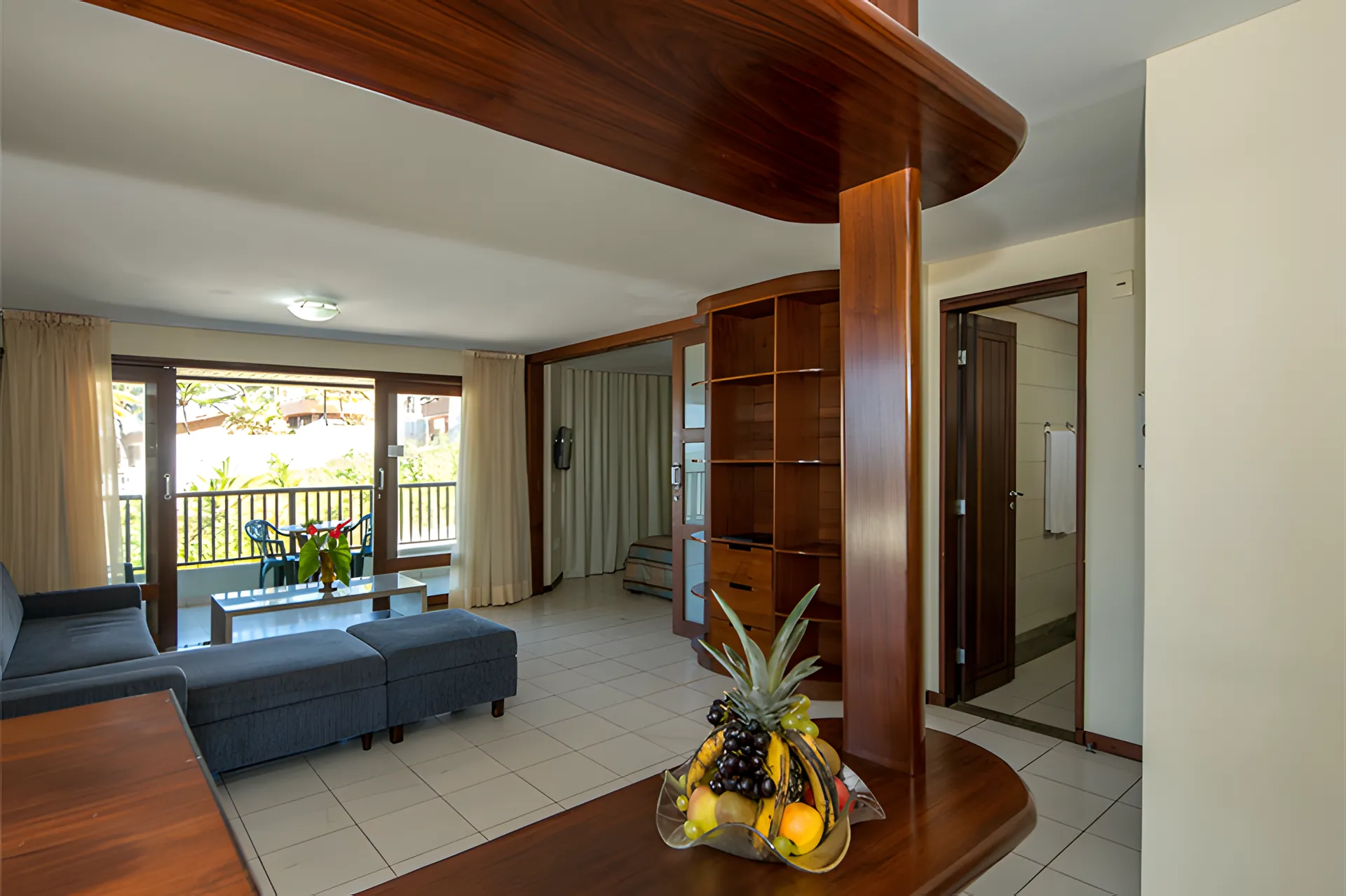 Sala com sofá e cozinha americana